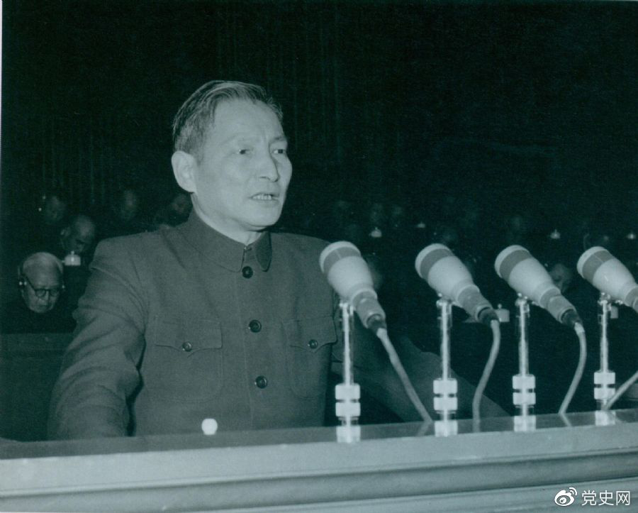 1956年12月，陳云在中華工商業(yè)聯(lián)合會(huì)第二屆會(huì)員代表大會(huì)上作報(bào)告。