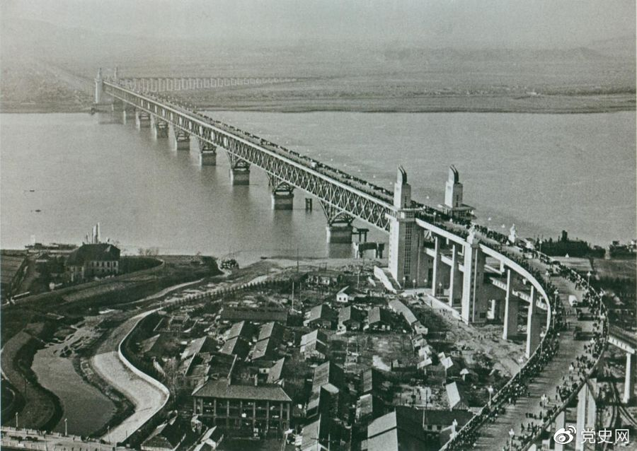 1968年12月29日， 南京長江大橋全面建成通車。這是當(dāng)時中國自行設(shè)計建造的最大的鐵路、公路兩用橋。