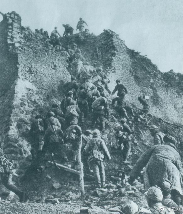 1948年12月，人民解放軍向新保安守敵發(fā)起攻擊。這是解放軍戰(zhàn)士登上新保安城頭。 